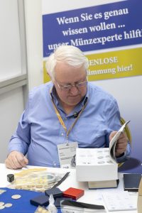 Münzexperte Hartmut Schoenawa stand für Beratungen zur Verfügung
