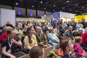 Aufmerksam verfolgten Besucher die Veranstaltungen auf der LiveStage